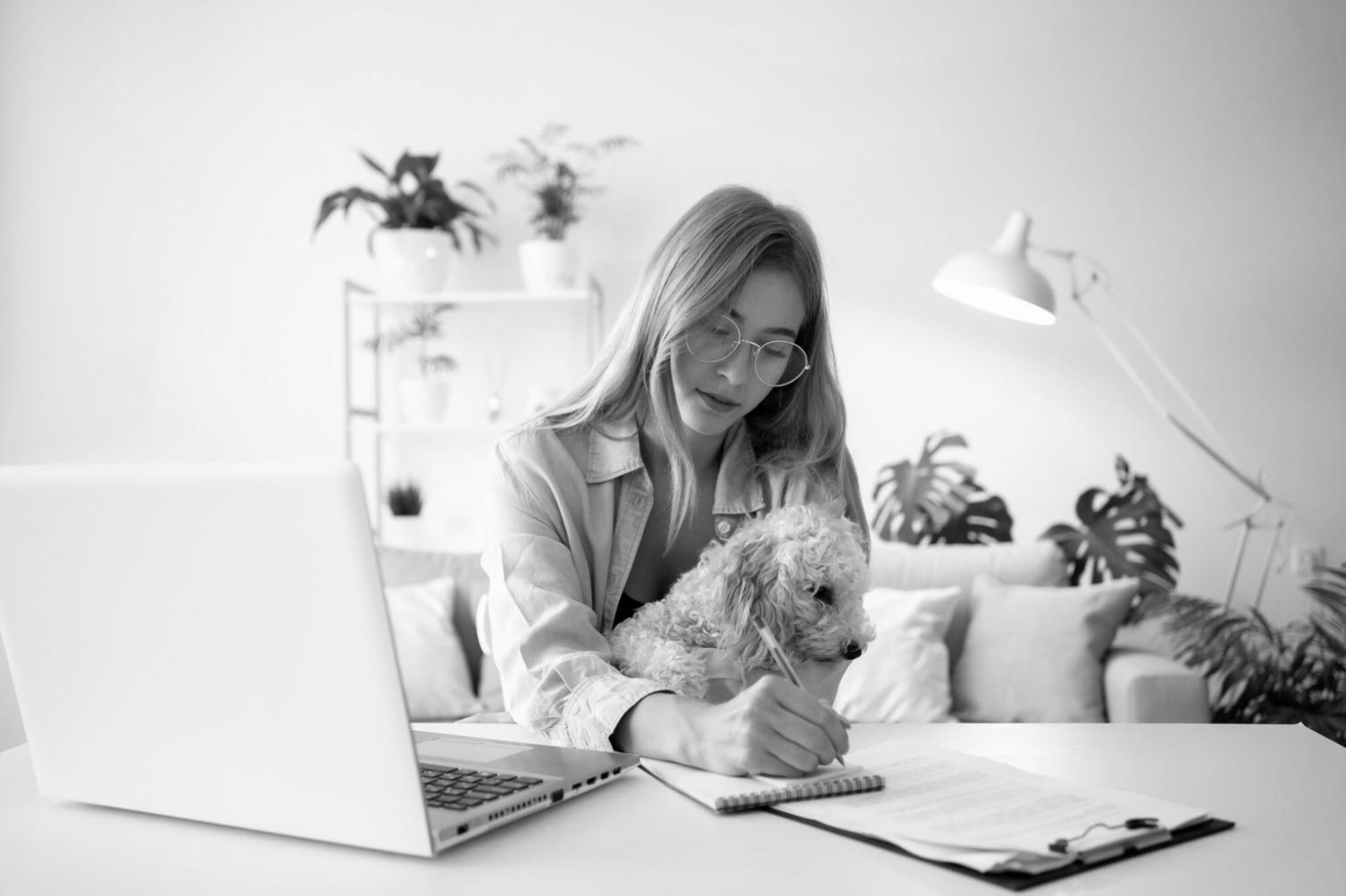 Person beim Arbeiten mit Finanzunterlagen